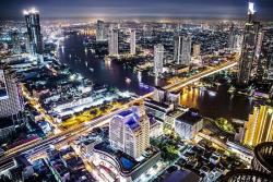 Vysvietený večerný Bangkok, Thajsko. Foto: unsplash.com