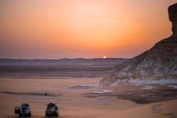 Púšť Baharíja s džípmi pri západe slnka. Egypt. Foto: unsplash.com