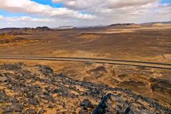 Čierna púšť s dunami a cestou. Egypt. Foto: unsplash.com