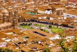 Hlavné námeste v Cuzco, budovy s červenými strechami. Peru. Foto: unsplash.com