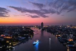 Plavba riekou Chao Phraya a vysvietený Bangkok. Thajsko. Foto: unsplash.com