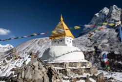 Biela stupa so žltou strechou v Dingboche v Himalájach. Nepál. Foto: unsplash.com