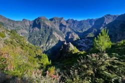 Vyhliadka Eira do Serrado na strmé zelené pohorie a malú dedinku. Madeira. Foto: Lucia Kulfasová