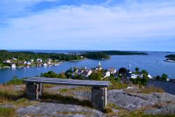 Lavička a výhľad na mesto Grimstad a more. Nórsko. Foto: unsplash.com