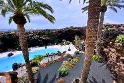 Jameos del Agua s bazénom, palmami a lávovými stenami. Lanzarote. Foto: unsplash.com