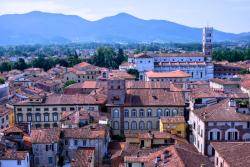 Červené strechy mesta Lucca a veža Torre Guingi. Taliansko. Foto: unsplash.com