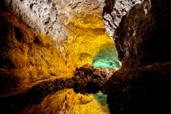 Jaskyňa Cueva de los Verdes s rôznymi útvarmi a farbami. Lanzarote. Foto: unsplash.com