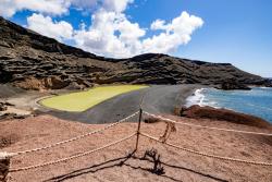 Zelené jazero, čierna pláž, oceán a sopečné hory. Lanzarote. Foto: unsplash.com