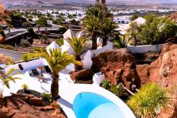 Múzeum Lagomar postavené v skalách, s bazénom, palmami. Lanzarote. Foto: unsplash.com