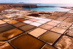 Soľné pláne a oceán, Lanzarote. Foto: unsplash.com