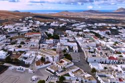 Teguise s bielymi domami a oceánom v pozadí. Lanzarote. Foto: unsplash.com