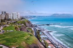 Lima - pobrežie Pacifiku a mesto, Peru. Foto: unsplash.com