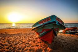 Farebná loď na pláži Negombo. Srí Lanka. Foto: unsplash.com