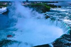 Niagarské  vodopády, loď. Kanada. Foto: unsplash.com