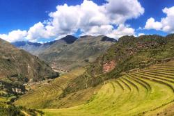 Zelené úrodné polia a posvätné mesto Inkov - Ollantaytambo. Peru. Foto: unsplash.com