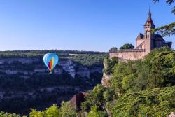 Balón, údolie a zámok. Francúzsko. Foto: unsplash.com