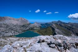 Pohorie Tramuntana so skalnými masívmi, zelenými kopcami a jazerom. Malorka. Foto: unsplash.com