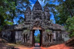 Zdobená chrámová brána v Angkor Thom, Kambodža