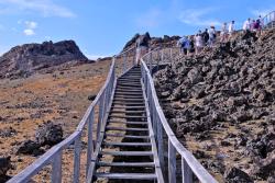 Drevené schodisky a kráčajúci ľudia sopečným ostrovom Bartolomé. Galapágy. Foto: unsplash.com