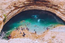 Závrt naplnený vodou, kde je príjemné kúpanie. Bimmah Sinkhole, Omán. Foto: unsplash.com