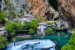 Mestečko Blagaj, kamenné domy a skalný masív. Bosna a Hercegovina. Foto: unsplash.com