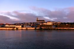 Mesto Blois, katedrála a zámok pri západe slnka s odrazom na vode. Francúzsko. Foto: unsplash.com