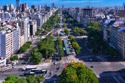 Budovy a dlhé námesstie v Buenos Aires, Argentína. Foto: unsplash.com