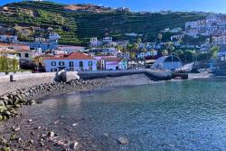 Prístav, pobrežná promenáda a domy v Câmara de Lobos. Madeira. Foto: Lucia Kulfasová