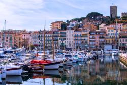 Prístav s loďami a farebnými domami v Cannes, Francúzsko. Foto: unsplash.com