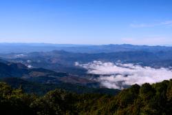 Národný park Don Inthanon - zelené kopce a modré nebo. Thajsko. Foto: unsplash.com