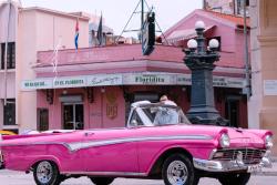 Ružové auto a slávny bar Floridita v Havane. Kuba. Foto: unsplash.com