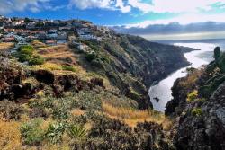 Vyhliadka od sochy Krista na pobrežie a dediny v Garajau. Madeira. Foto: Lucia Kulfasová