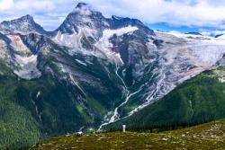 Skalné pohoria, sneh, zelené kopce - NP Glacier. Kanada. Foto: unsplash.com