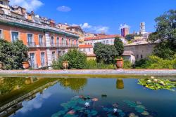 Historické budovy a fontána s leknami v Grasse, Francúzsko. Foto: Lucia Kulfasová