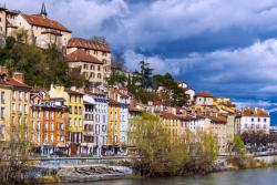 Farebné domy pri nábreží v Grenoble, Francúzsko. Foto: unsplash.com