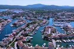 Prístav s domami a loďami v Port Grimaud, Francúzsko. Foto: unsplash.com