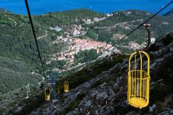 Žltá lanovka vedúca z mestečka Marciana Alta na vrch Monte Caapanne na ostrove Elba. Taliansko. Foto: unsplash.com