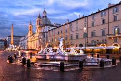 Vysvietené námestie Piazza Navona, fontána a obelisk. Rím. Taliansko. Foto: unsplash.com