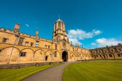 Historická budova a zelený park. Oxford, Veľká Británia