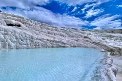 Travertínové bazény s modrou vodou v Pamukkale, Turecko. Foto: unsplash.com