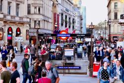 Piccadilly Circus a kráčajúci ľudia, Veľká Británia