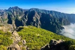 Vyhliadka z Pico do Arieiro na okolité madeirské vrchy. Madeira. Foto: Lucia Kulfasová