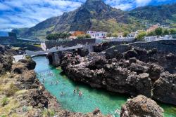 Morské bazény, kúpajúci sa ľudia a mestečko Porto Moniz v pozadí. Madeira. Foto: Lucia Kulfasová