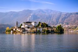 Ostrov San Giulio s domami, Taliansko. Foto: unsplash.com