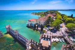 Sirmione - pevnosť a prístav s parkom. Taliansko. Foto: unsplash.com