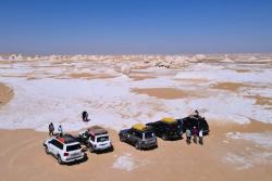 Biela púšť v kontraste s pieskovými dunami a džípmi. Egypt. Foto: unsplash.com