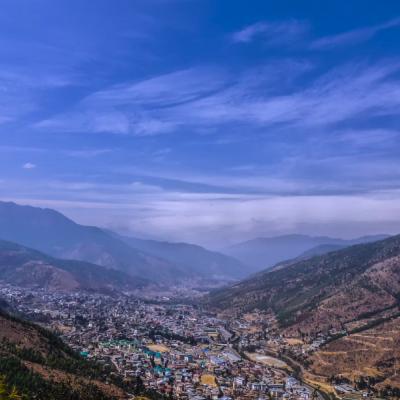 Mesto Thimphu ležiace v údolí a v zeleni. Bhután.