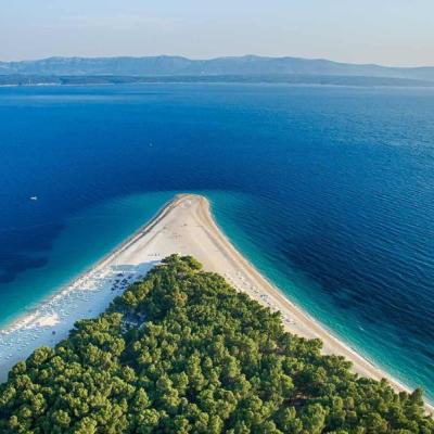 Pláž Zlatý roh na ostrove Brač a modré more. Chrovátsko.
