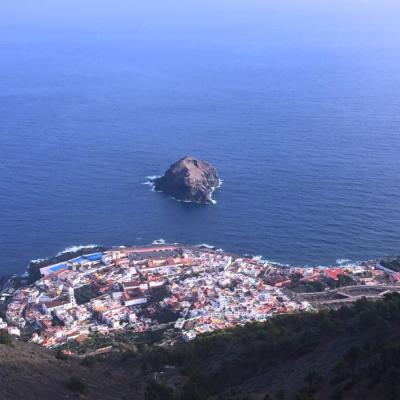 Pohľad z výšky na mesto Garachico a oceán. Tenerife.