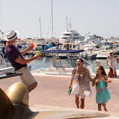 Prístav a lode hotelového rezortu JA Beach. SAE